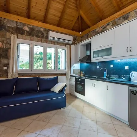 Needa's - Retreat By The Pool