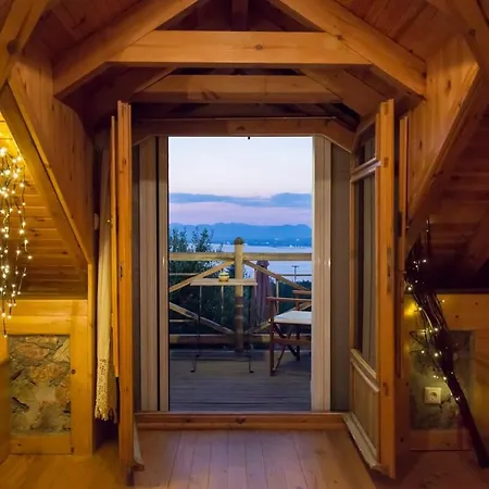 Needa's - Retreat By The Pool *