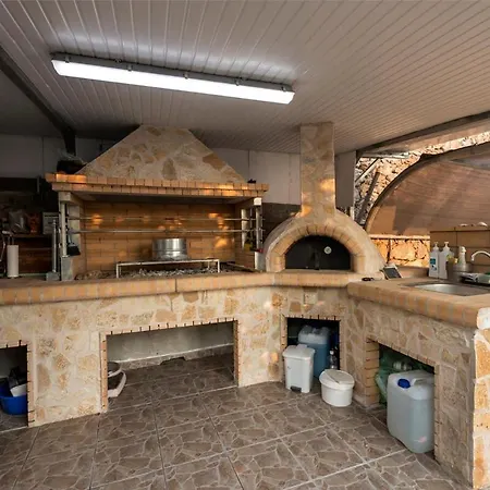 بيت للعطل Needa's - Retreat By The Pool كالاماتا