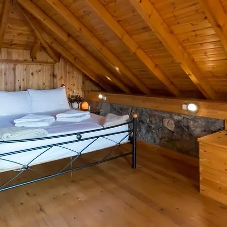 Needa's - Retreat By The Pool كالاماتا