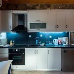 Needa's - Retreat By The Pool Holiday home *