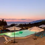 Needa's - Retreat By The Pool Holiday home