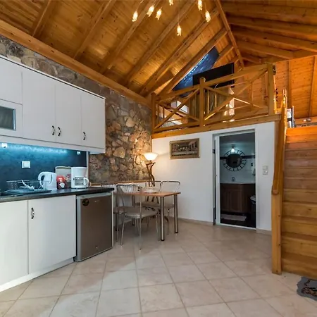 Σπίτι διακοπών Needa's - Retreat By The Pool *