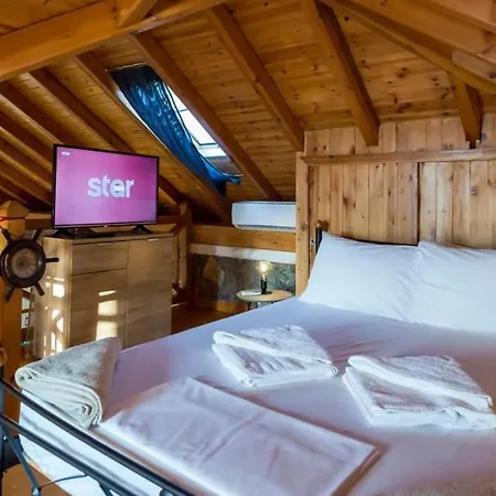 Needa's - Retreat By The Pool