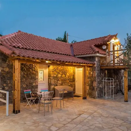 Σπίτι διακοπών Needa's - Retreat By The Pool