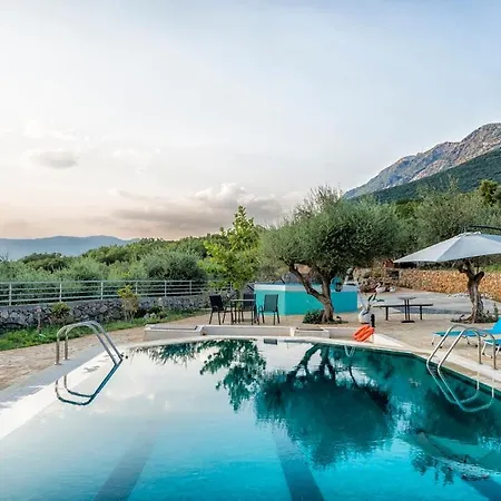 Needa's - Retreat By The Pool Καλαμάτα