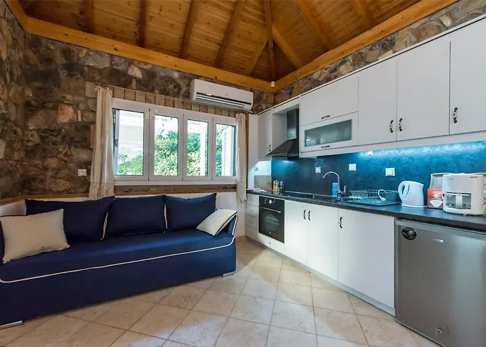 Needa's - Retreat By The Pool