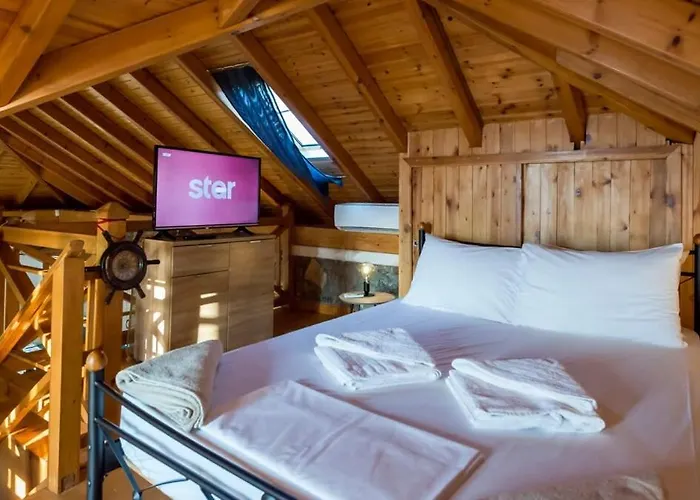 Needa's - Retreat By The Pool