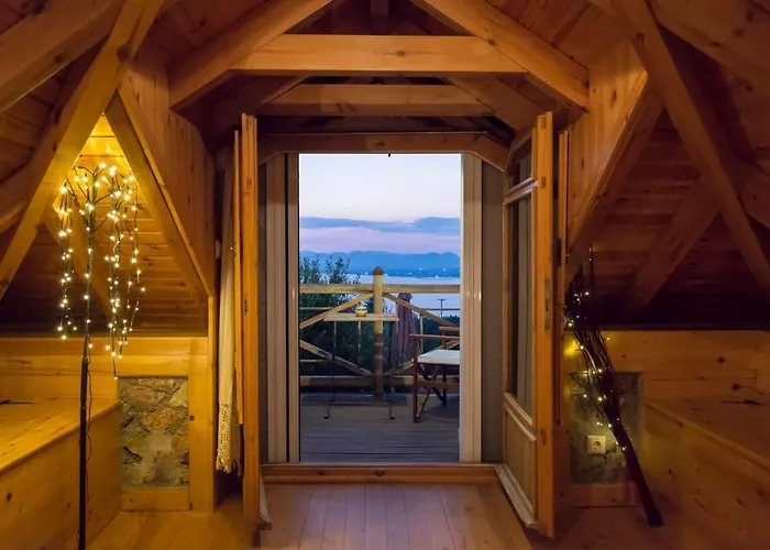 Needa's - Retreat By The Pool *