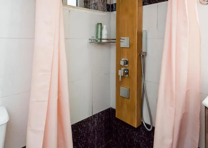 Needa's - Retreat By The Pool קלמאטה